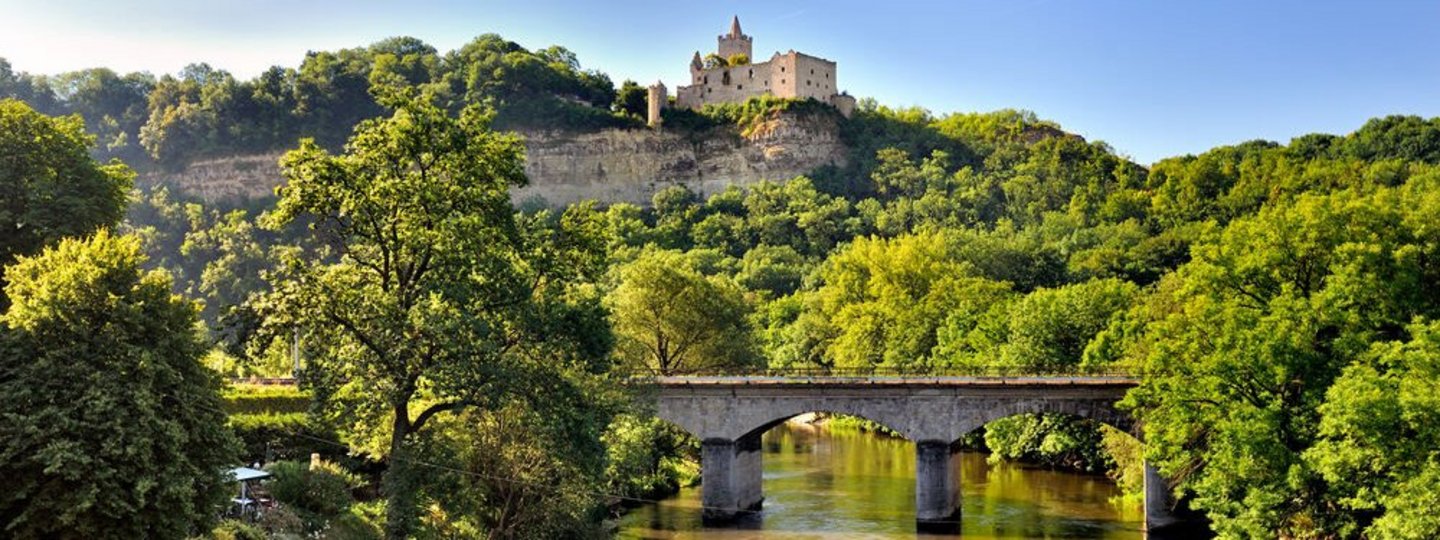 Brücke vor einem Schloss